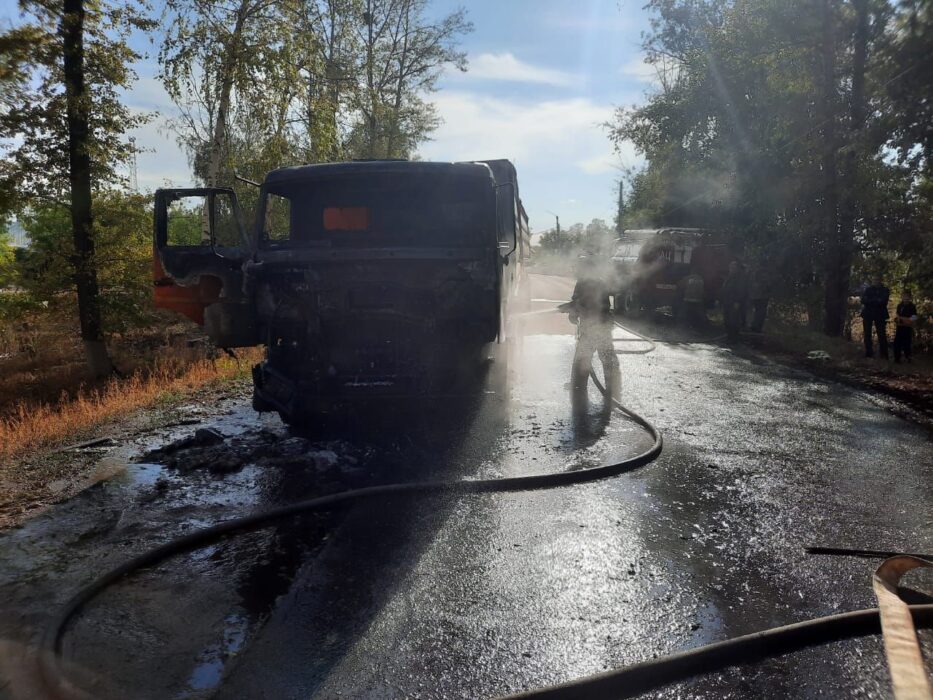 В Грачевке пожарные тушили загоревшийся КАМАЗ