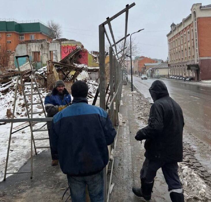 Разрушенный «Дом пяти ангелов» в Оренбурге огораживают забором