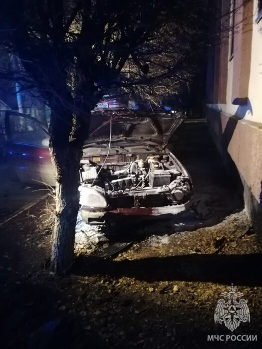 В Оренбурге на улице Шевченко автомобиль въехал в дерево