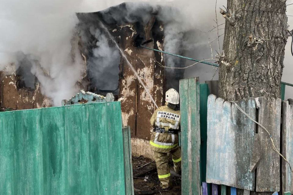 В селе Саракташского района сгорел двухэтажный жилой дом