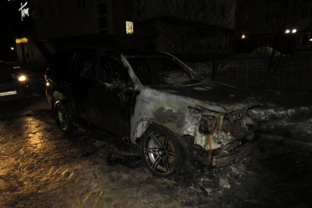 В Оренбурге полицейские ищут поджигателя машины на улице Салмышской
