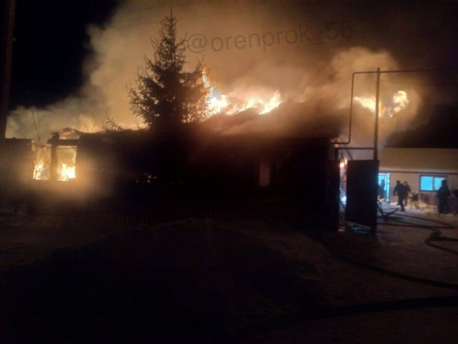 Стало известно о трех погибших на пожаре в Шарлыкском районе