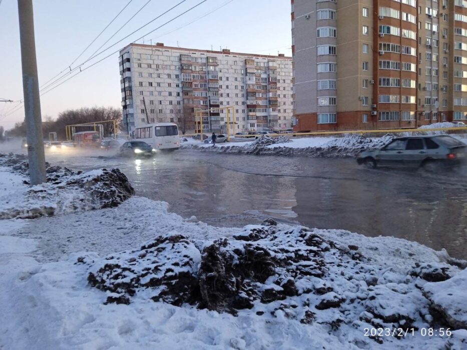 В Оренбурге из-за аварийной утечки затопило улицу Амурскую