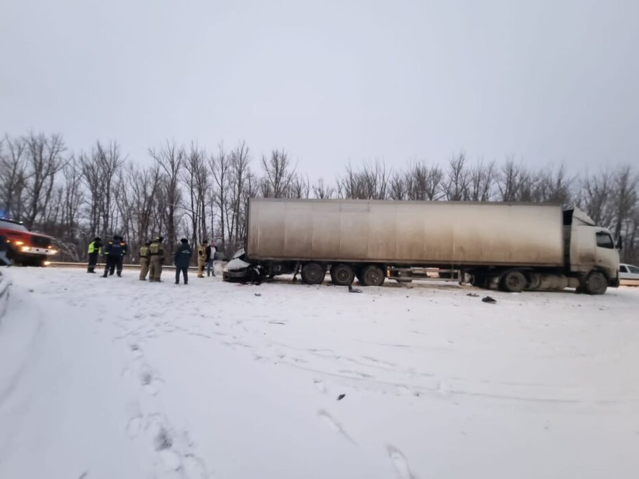 Под Оренбургом при столкновении с грузовиком погибла девушка-водитель