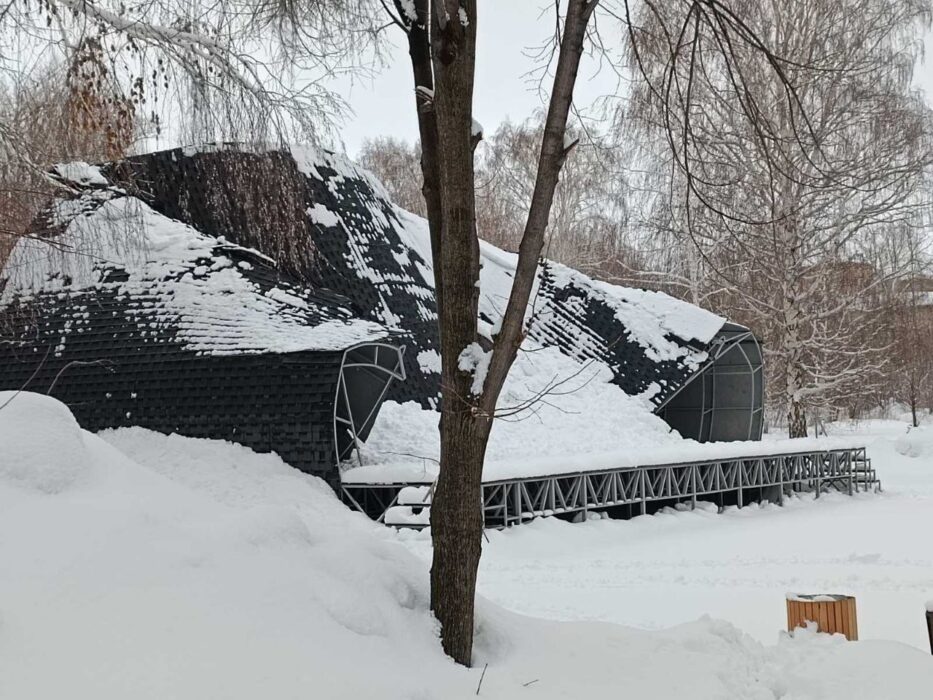 В Медногорске из-за снега рухнула новая сцена в парке