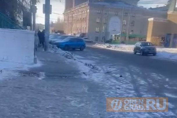 Оренбуржцы возмущены обработкой площади Ленина ото льда при скользких тротуарах