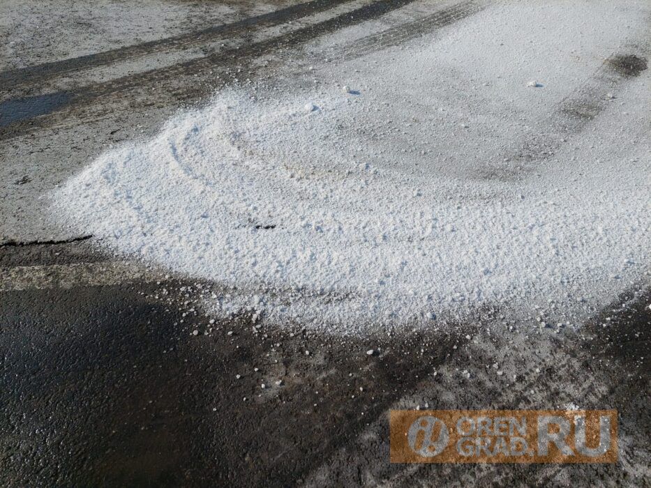 Оренбуржцы возмущены обработкой площади Ленина ото льда при скользких тротуарах