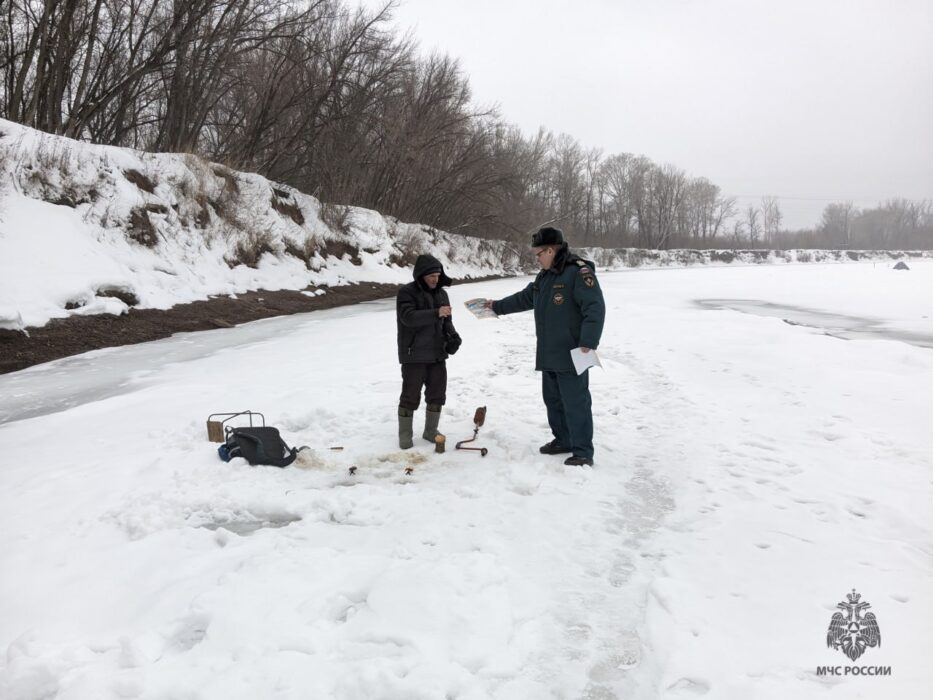 В Оренбурге спасатели вывели детей со льда
