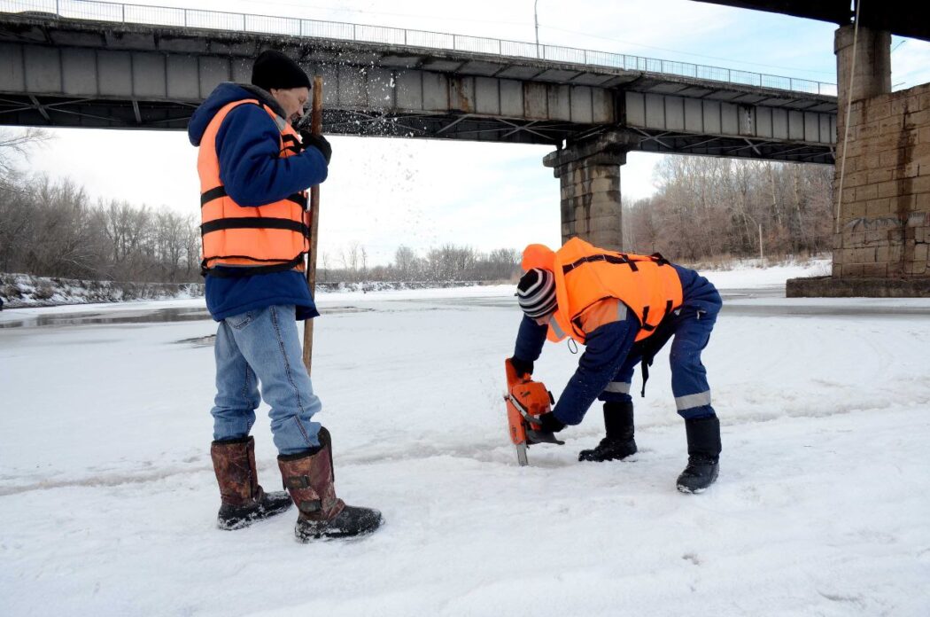 В Оренбурге на реке Сакмара приступили к распиловке льда