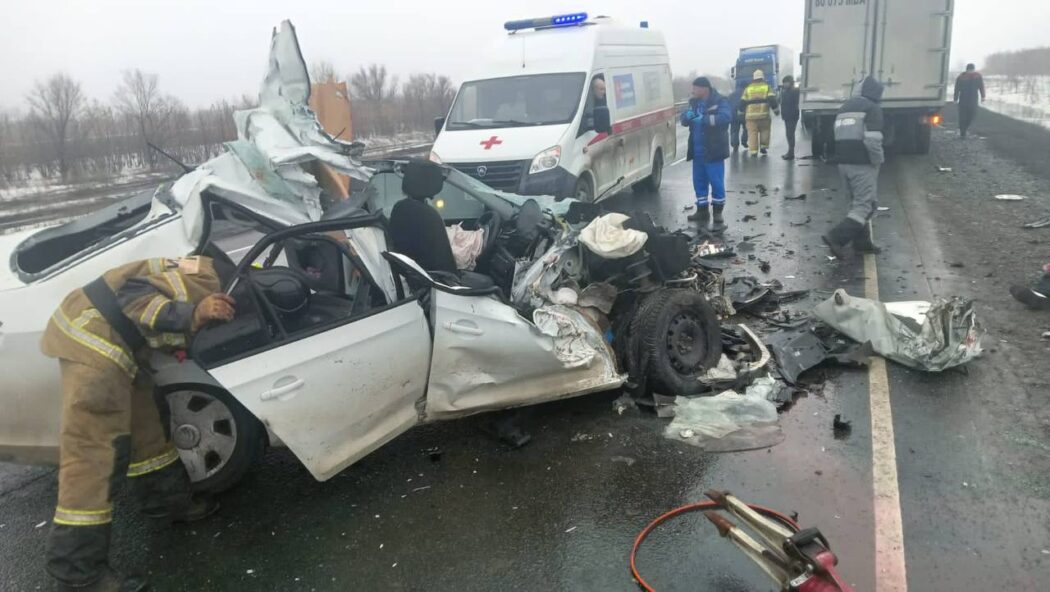 В Тоцком районе при столкновении грузовика и легкового автомобиля погиб человек
