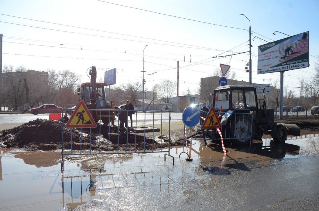 В администрации Оренбурга назвали причину провала асфальта на проспекте Гагарина