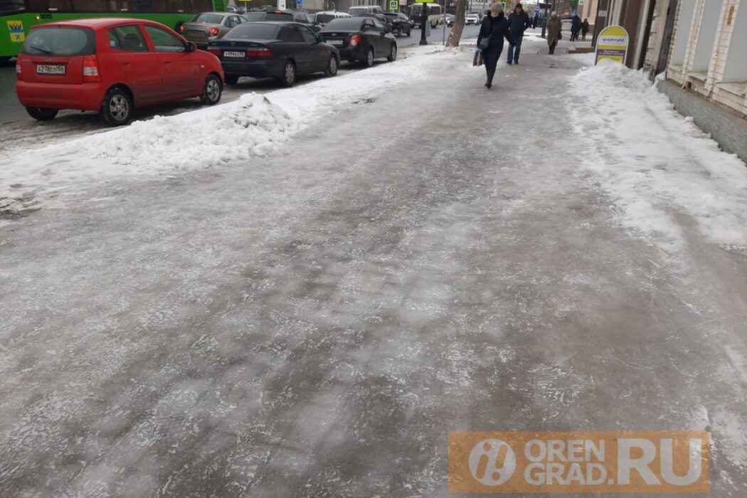 Тротуары на городских улицах опасны для оренбуржцев