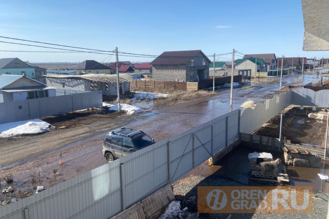 Под Оренбургом вода затопила около 10 участков в СНТ