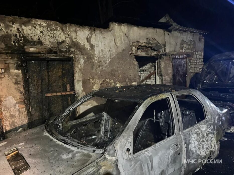 В Оренбурге утром 29 марта сгорели два легковых автомобиля