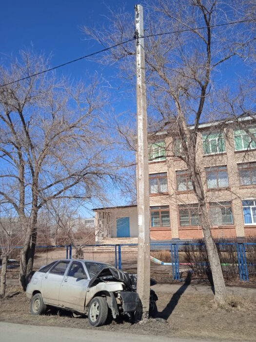 В Новоорском районе водитель ВАЗа въехал в столб и получил травмы