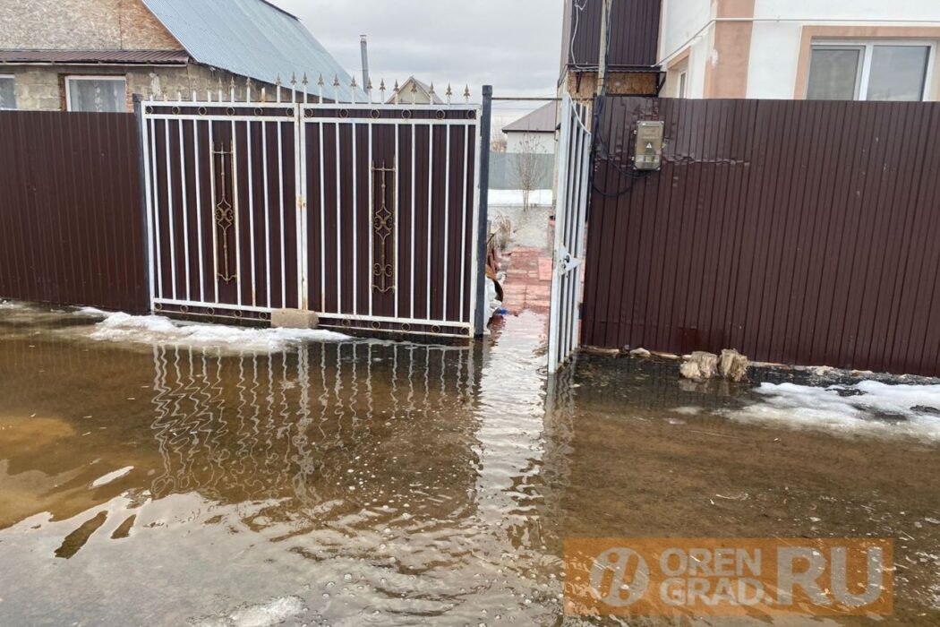 Паводок добрался до Оренбурга. Вода заходит в СНТ «Садовод» в Бердах