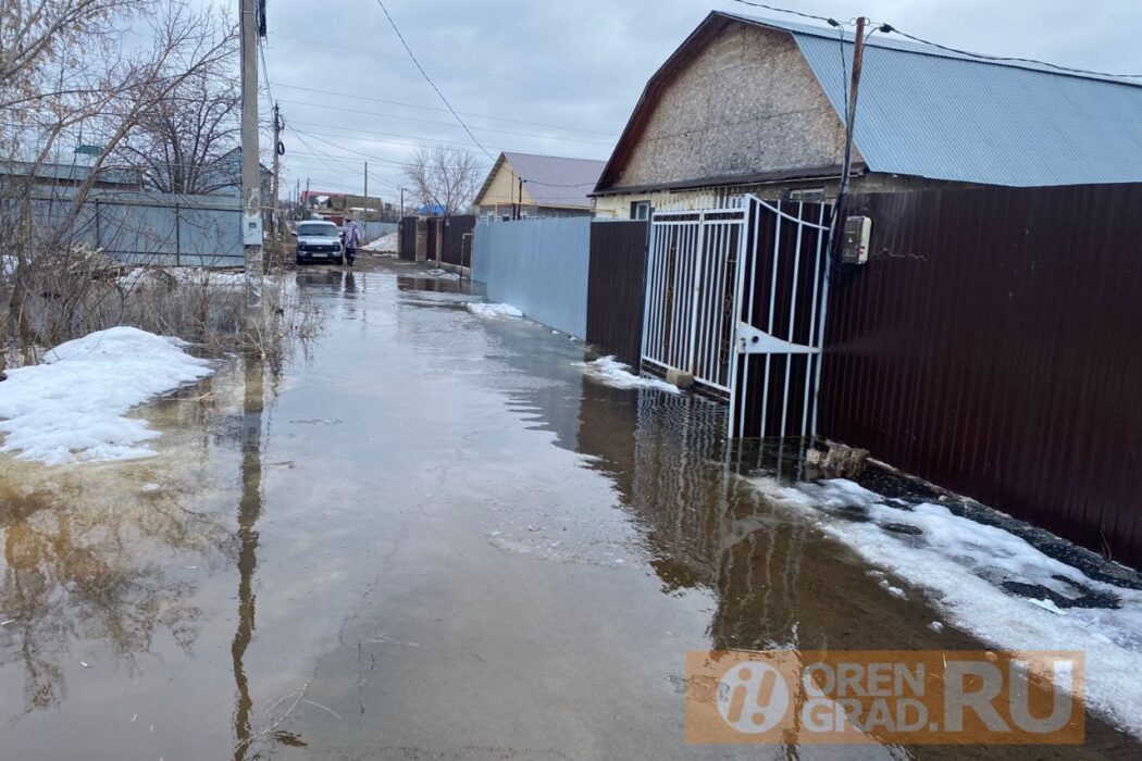 Паводок добрался до Оренбурга. Вода заходит в СНТ «Садовод» в Бердах
