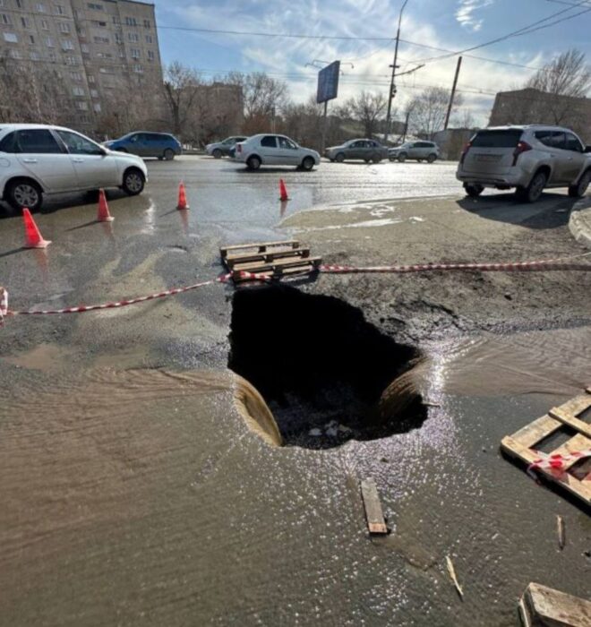 В Оренбурге на проспекте Гагарина образовался серьезный провал на проезжей части