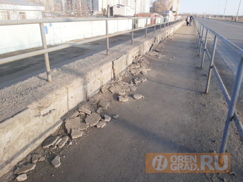 Пешеходы на улице Уральской в Оренбурге рискуют получить травмы из-за состояния тротуара