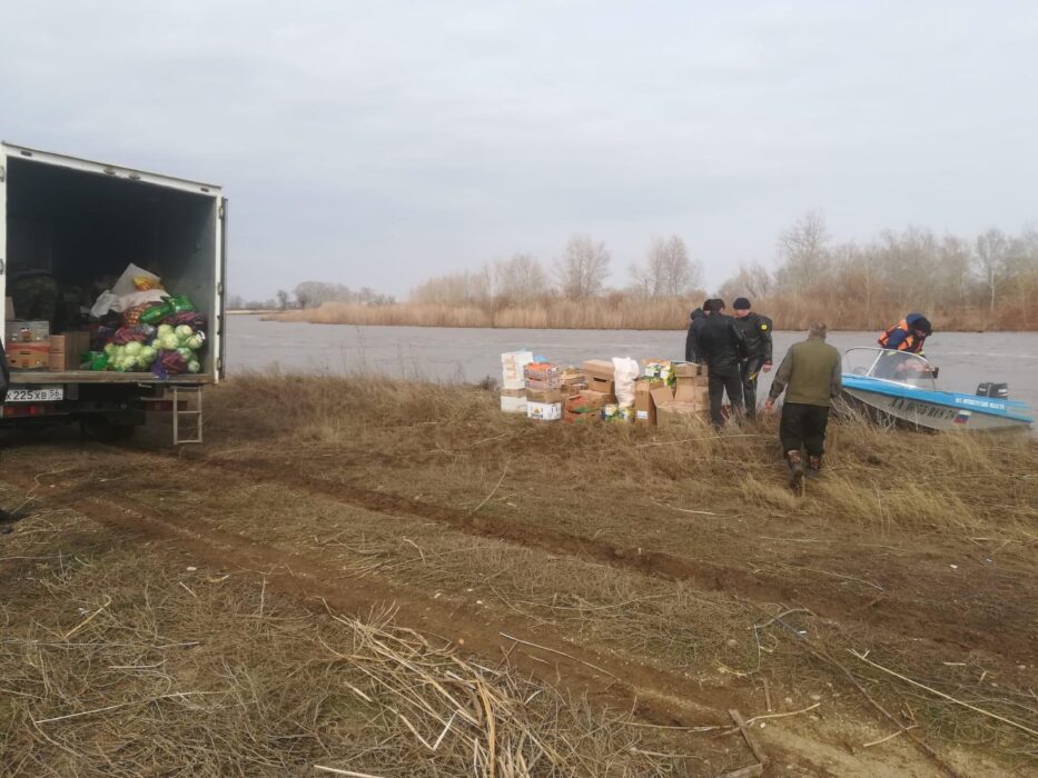 Оренбургские спасатели доставили продукты в села, отрезанные паводком от большой земли
