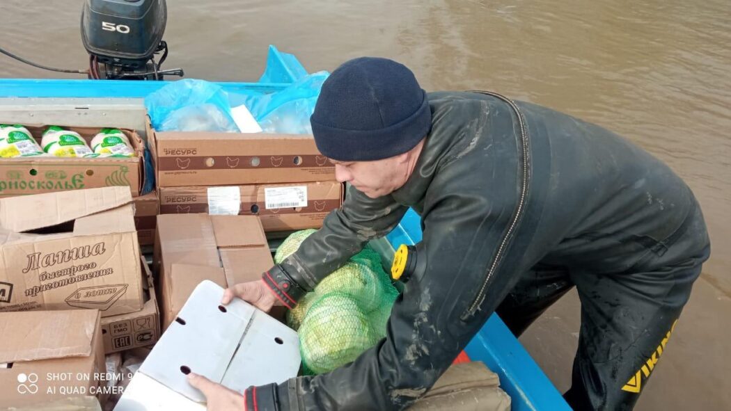 Оренбургские спасатели доставили продукты в села, отрезанные паводком от большой земли