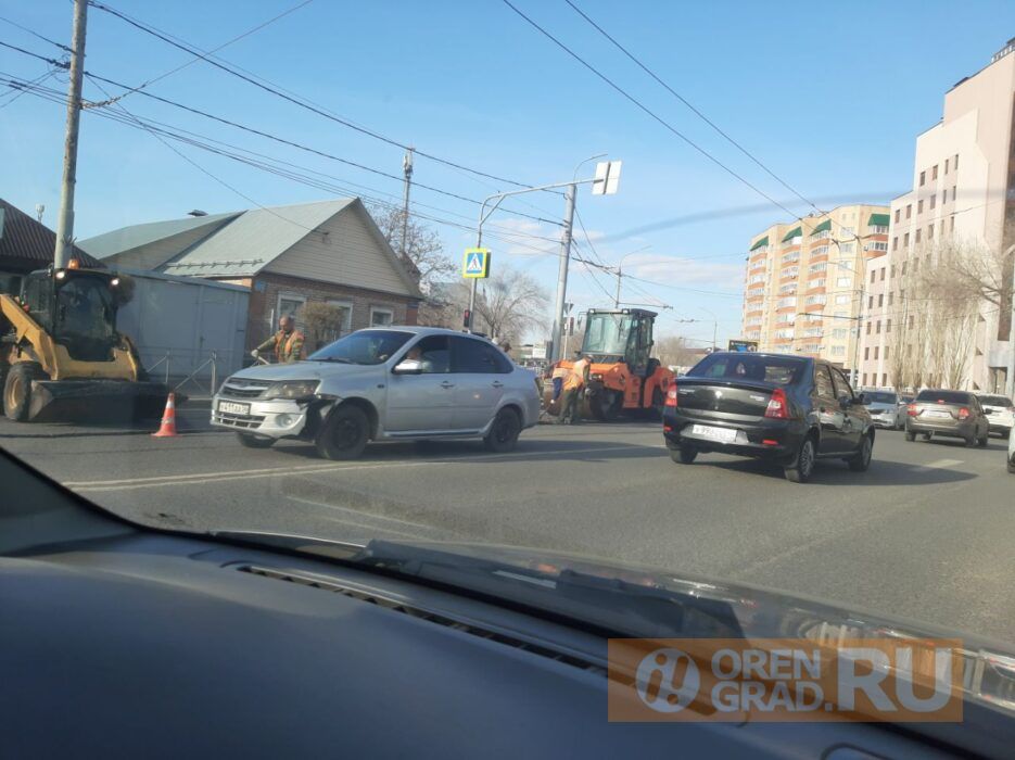 Из-за провала на улице Туркестанской оренбургские водители рискуют разбить свои машины