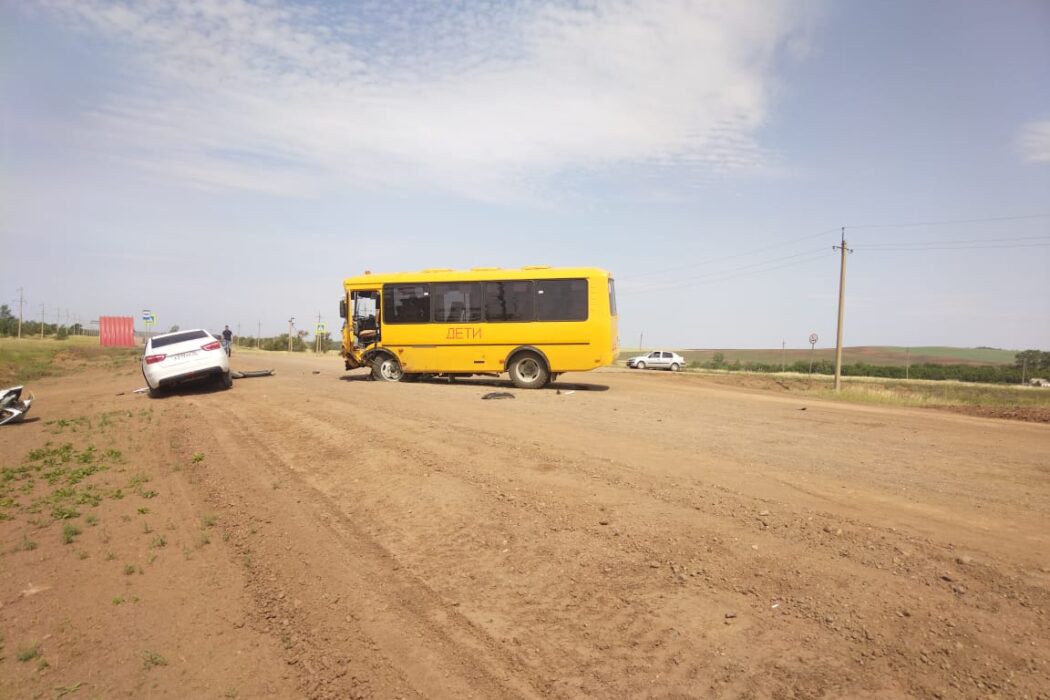 В Оренбуржье в аварии со школьным автобусом погиб водитель «Лады»