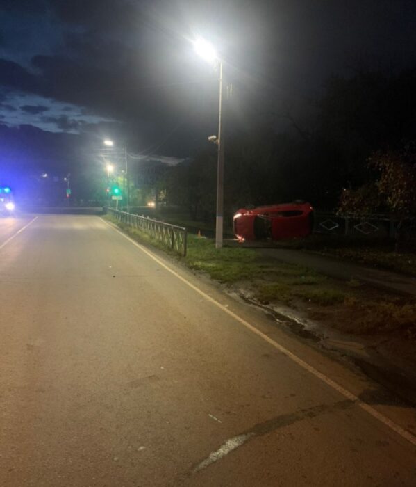 В Орске ночью подросток за рулем "Фольксвагена" устроил аварию
