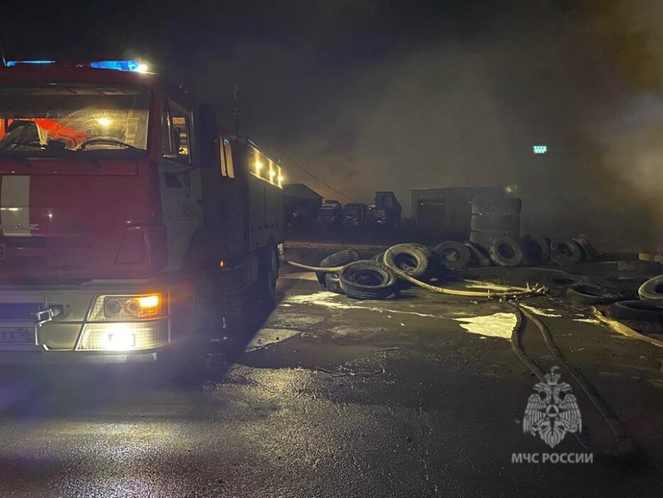 В Новотроицке сгорел склад автомобильных шин