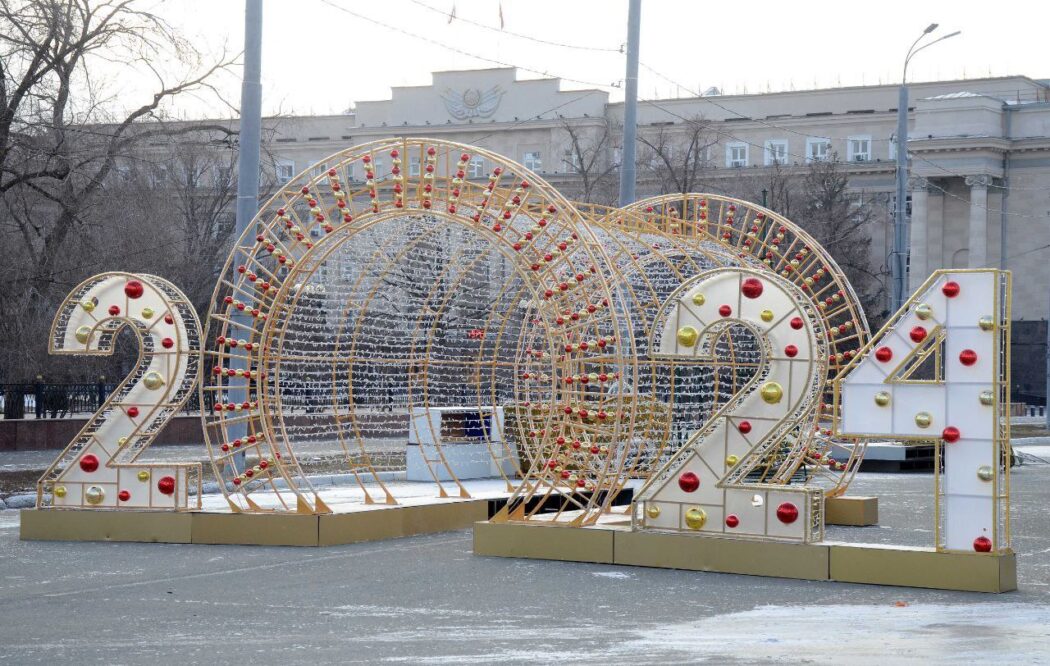 В Оренбурге продолжают готовить площадь Ленина к Новому году