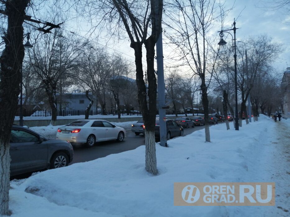 Из-за аварии на мосту через Урал парализовано движение транспорта в центре Оренбурга